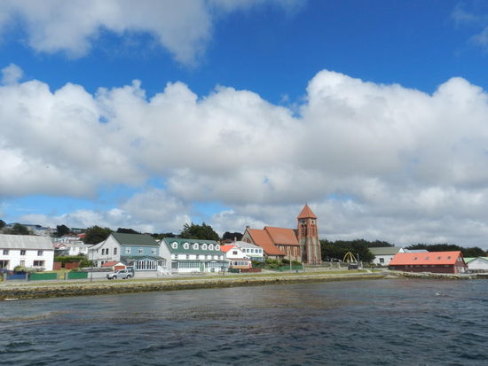 Blick vom Jetty-Anleger auf das Zentrums Port Stanleys