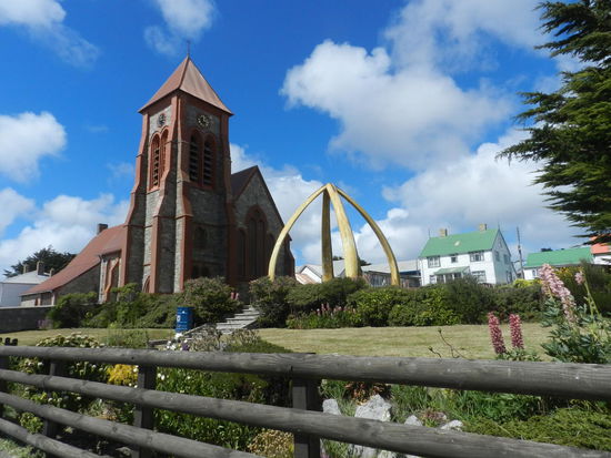 Die Christ-church-Kathedrale und davor die aus Walkieferknochen formierte Skulptur