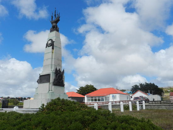 Dieses Ehrenmal erinnert an die Seeschlacht vor den Falklands zwischen britischen und deutschen Schiffen im ersten Weltkrieg.