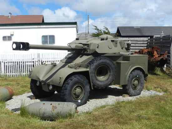 Im örtlichen Heimatmuseum steht dieser argentinische Spähpanzer aus dem Falklandkrieg