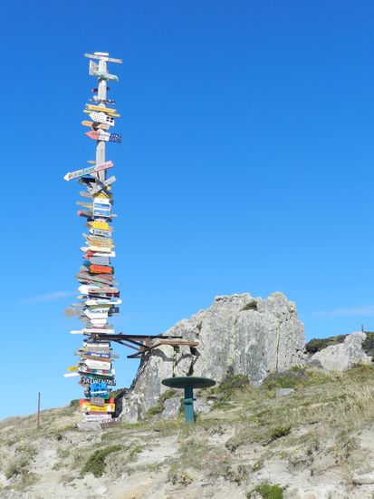 Der Totempfahl weist in alle Himmelsrichtungen