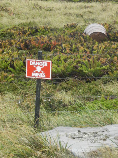 Häufig neben der Straße anzutreffen: Minenwarnschilder