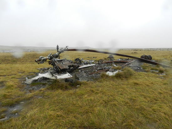 Das Wrack des argentinischen Hubschraubers ist noch sehr gut erhalten, obwohl es schon 32 Jahre an dieser Stelle liegt