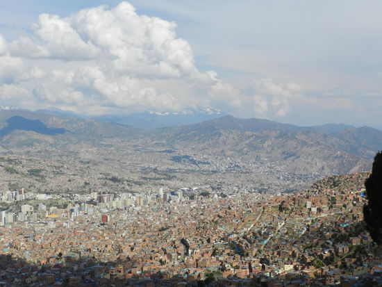 Blick von El Alto, dem Vorort mit Sitz des Flughafens, in Tal von La Paz