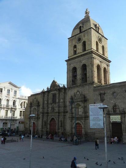 Abends ist der Platz vor der Kirche mit Straßenmusikern, Touristen und Einheimischen gefüllt