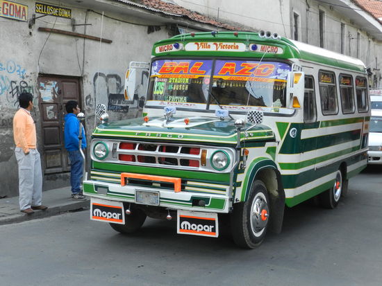Buntbemalte Kleinbusse quetschen sich durch die engen Altstadtgassen