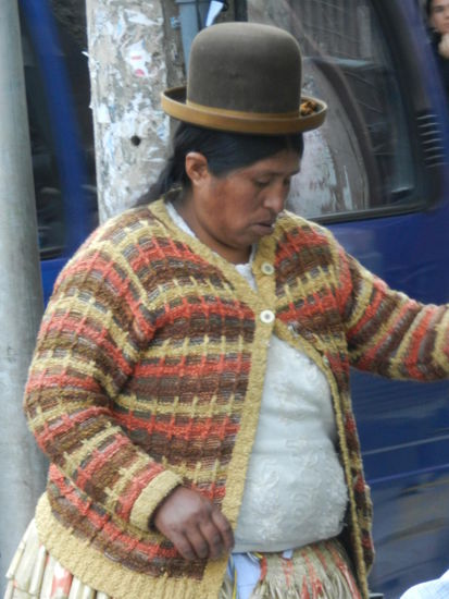 Erstmals sah ich auch Einheimische in traditioneller Kleidung, insbesondere die Hüte faszinierten mich