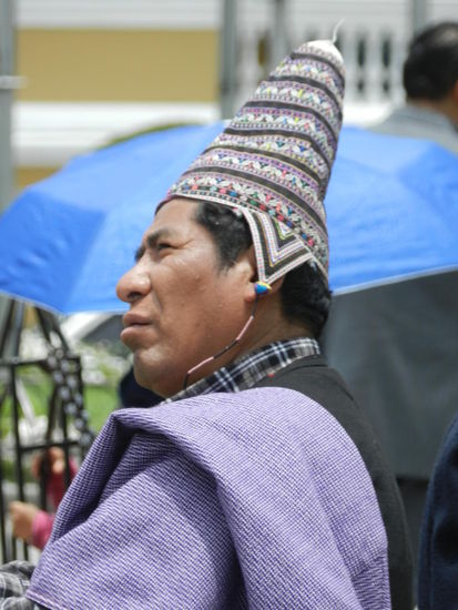 Skeptisch schaut er auf einige Demonstranten auf dem Hauptplatz