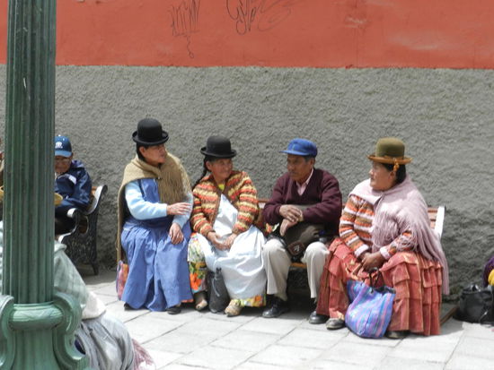 Bewohner eines Seniorenheimes sitzen in der Sonne