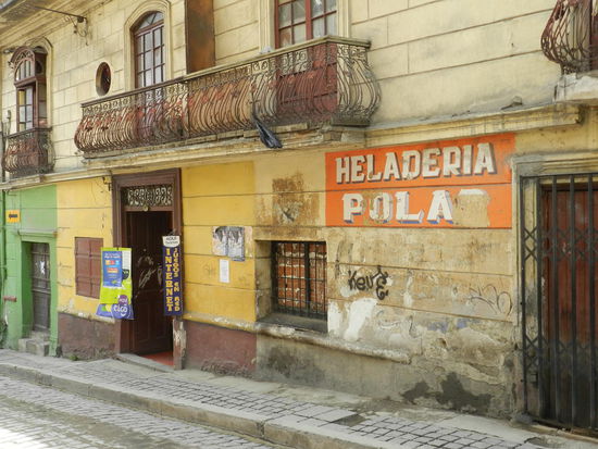 Auch hier gibt es morbiden Charme, mir gefallen die schmiedeeisernen Balkongeländer an den alten Häusern