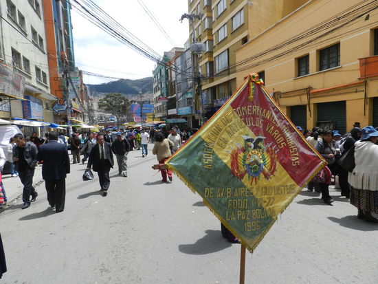 Auf den Marktstraßen demonstrieren Einheimische gegen Verwaltungsvorschriften, die ihre Arbeit erschweren