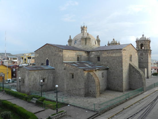 Blick aus dem Hotelfenster auf die Kathedrale von Puno