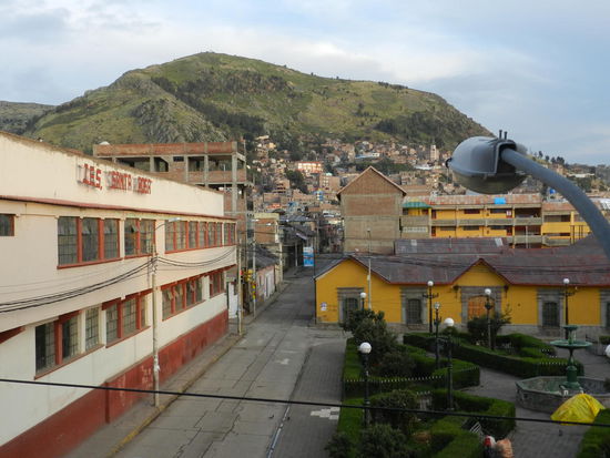 Puno liegt auf 3.800 m Höhe, doch die umgebenden Berge sind noch höher