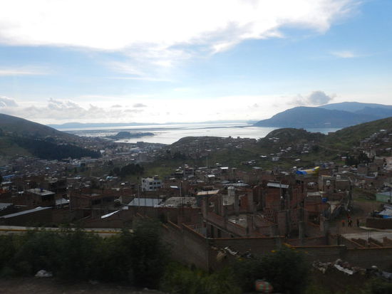 Ein letzter Blick auf den Titicacasee, dann geht es durch die Berge