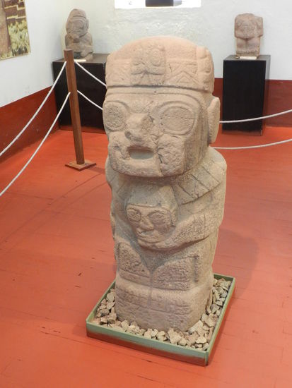 Im Museum Pukaras: Opferstein der Inkavorgägner; die Figur hält einen abgeschlagenen Menschenkopf