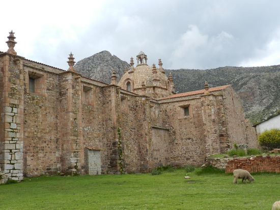 Blick über die Kirche von Pukara auf die Berge