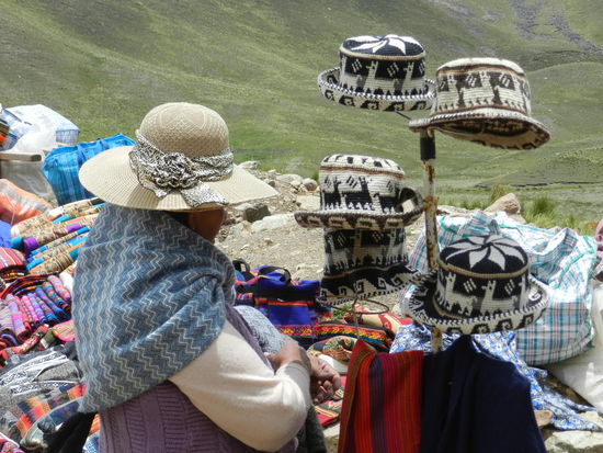 Hüte, Mützen und Schals gehören zu den beliebtesten Mitbringseln, die hier am Haltepunkt vieler Touristen verkauft werden