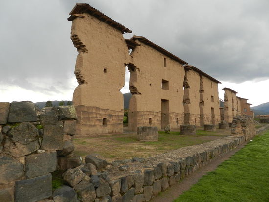Die große Ruinenmauer der Inkahalle von Raqchi