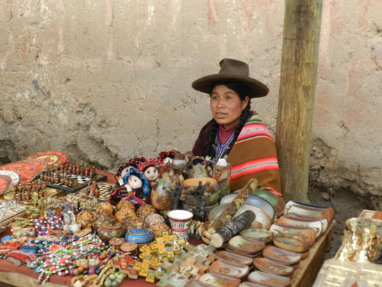 Andenkenverkäuferin in Raqchi