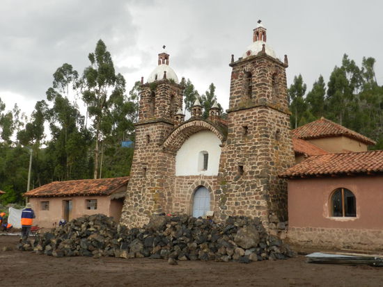 Aktuelle Kirche auf dem Ausgrabungsgelände in Raqchi