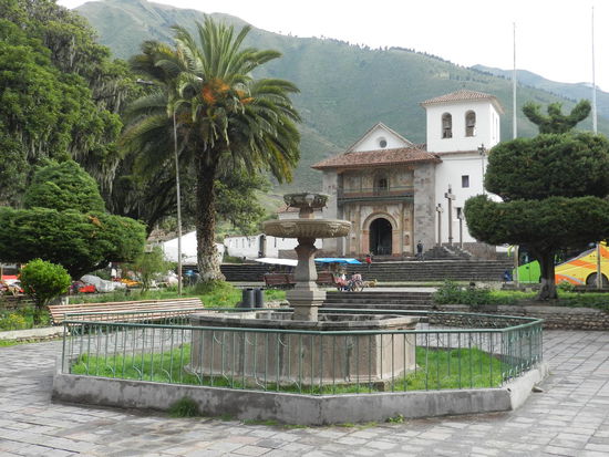 Marktplatz in Andahuaylillas, Sitz der "sixtinischen Kapelle der Anden"