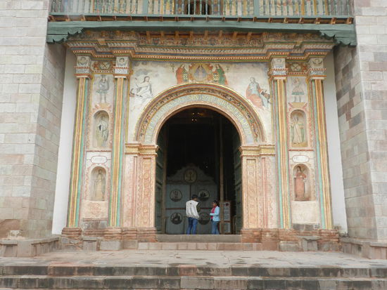 Das Eingangsportal der St. Peter-und-Pauls-Kirche in Andahuaylillas