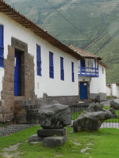 Ein letzter Blick auf Andahuaylillas, dann fährt der Bus weiter nach Cusco