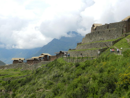 Die historische Inkastadt Pisac am Berghang
