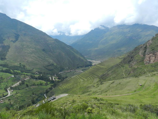 Blick von der Inkasiedlung hinab ins Tal auf das heutige Pisac