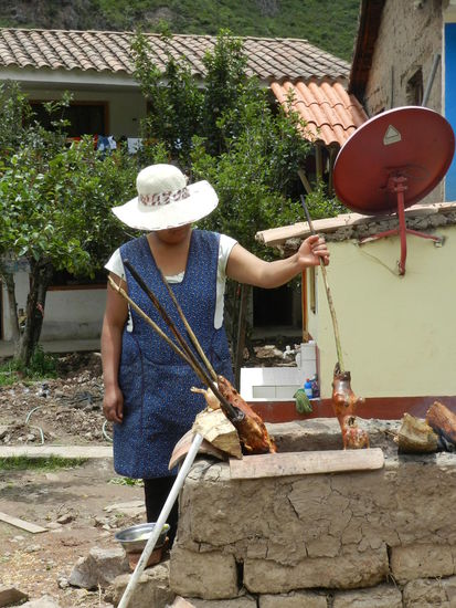 Cuy al horno - Meerschweinchen vom Grill gibt es im heiligen Tal an jeder Straßenecke