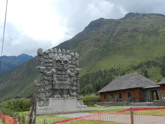 Der Inkagott Wiracocha wacht an der Straße durchs Tal