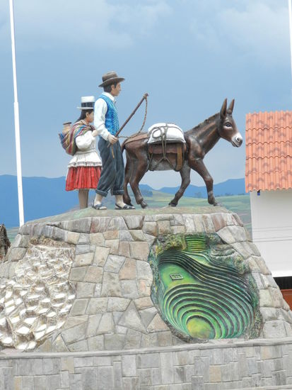 Figuren auf dem Hauptplatz von Moray