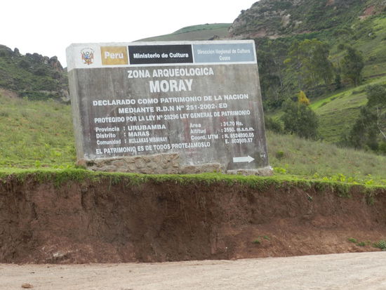 Einfahrt zur archäologischen Stätte von Moray