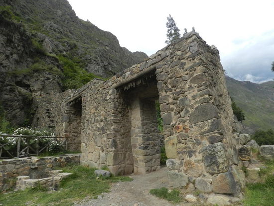 Das Stadttor der Inkas zum alten Ort Ollantaytambo am Ende des Tals