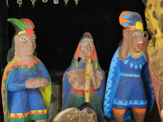 Tonfiguren für Touristen auf dem Markt von Ollantaytambo