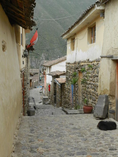 Eine Altstadtgasse im neuen Ort Ollantaytambo