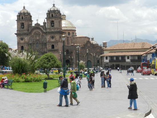 Blick über den Hauptplatz Cuscos auf die Iglesia und Capilla Nuestra Senora de Loreto