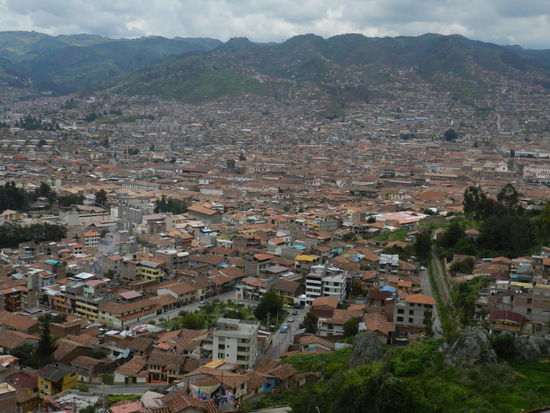 Blick aus dem Bergen auf Cusco