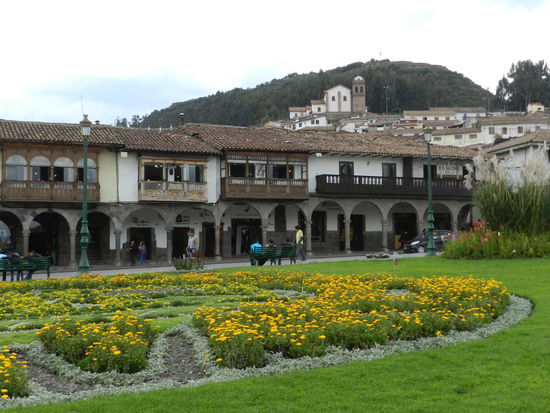 Arkardengänge rahmen die Plaza de las Armas von Cusco ein