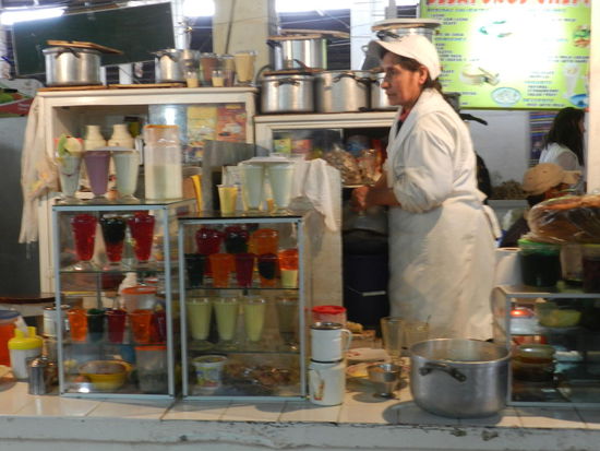 Süßspeisenverkäuferin im Mercado de San Pedro