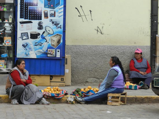 Straßenverkäuferinnen in Cuscos Altstadt