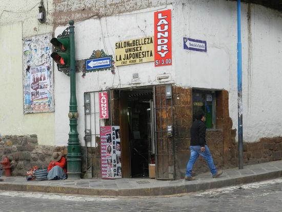 Ecksalon mit Straßenverkäuferin