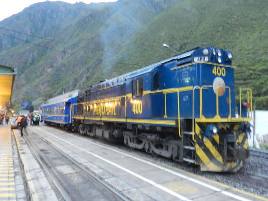 Mit Perurail geht es von Ollantaytambo nach Machu Picchu
