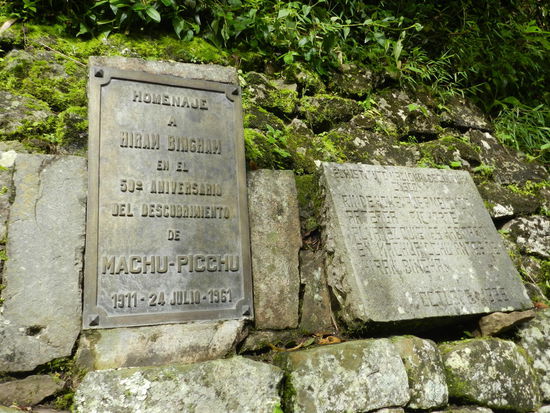 Erinnerungsplakette zum 50. Jubiläum der Wiederentdeckung durch Hiram Bingham1961