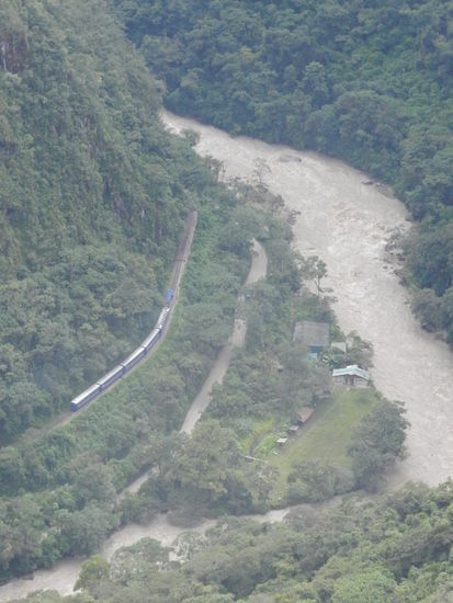 Nach der Ankunft auf dem Berg: blick hinab auf den Rio Urubamba