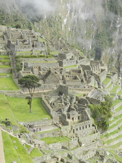Wie in den Berg geklebt wirkt Machu Picchu