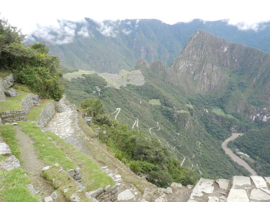 Blick vom Sonnentor auf den Wanderweg und die Serpentinenstraße aus dem heutigen Pueblo Machu Picchu