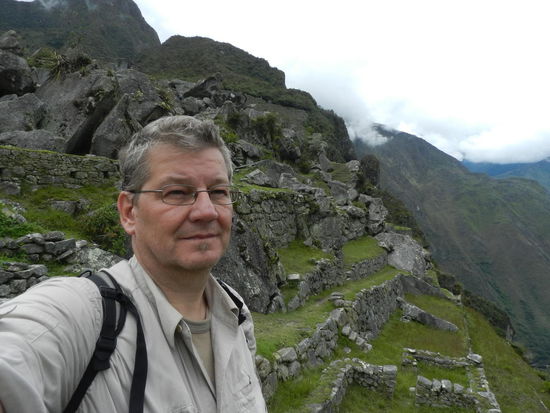 Außerhalb der Stadt liegen terassenförmig Anbauflächen am Berghang