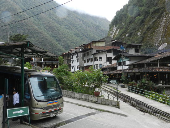 Bushaltestelle in der Nähe des Bahnhofes inmitten des neuen Machu Picchus