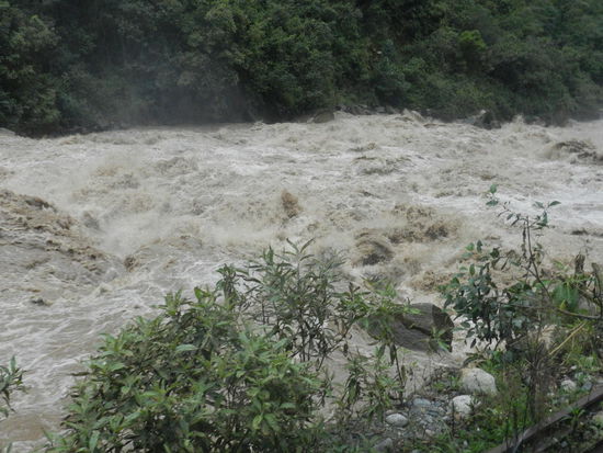 Reissende Fluten: der Rio Urubamba mit Hochwasser, direkt unterhalb der Eisenbahntrasse